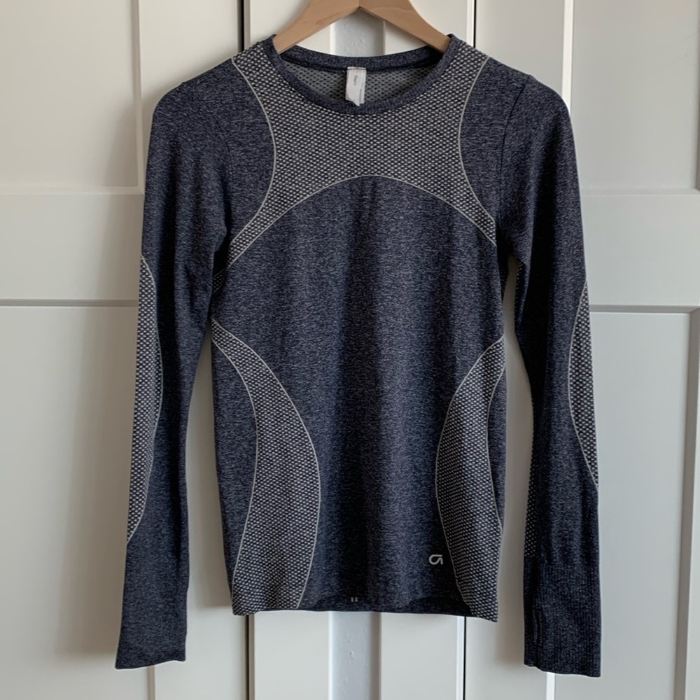 GapFit Long Sleeve Workout Shirt with Thumbholes Size Small